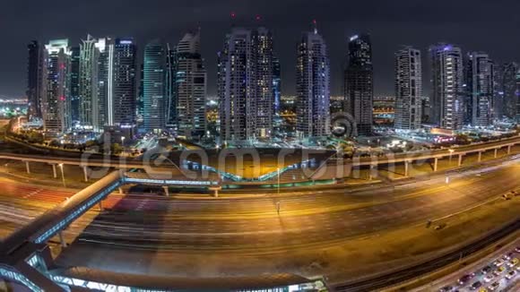 高空俯瞰谢赫扎耶德公路附近的迪拜码头和JLT时间流逝迪拜视频的预览图