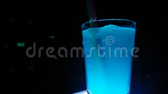 桌上的蓝色鸡尾酒饮料夜店闪电氛围视频的预览图