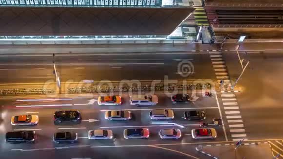 在迪拜码头可以看到汽车和电车站的交叉路口可以看到从夜间经过以上的铁路鸟瞰视频的预览图