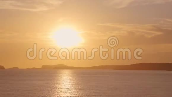 多云的傍晚海上日落视频的预览图