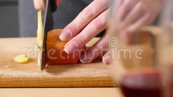 切苹果切片准备烘焙苹果派的原料厨师用木板切割健康苹果视频的预览图