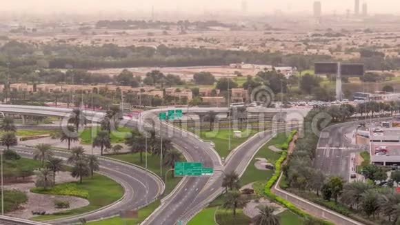 从空中俯瞰到迪拜码头和迪拜JLT时间推移附近SheikhZayed公路的交界处视频的预览图