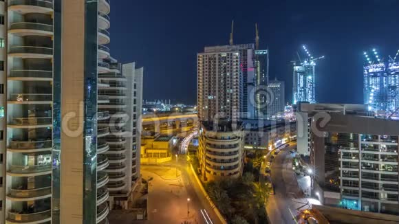 迪拜码头摩天大楼和长廊空中夜晚到白天时间迪拜阿拉伯联合酋长国视频的预览图