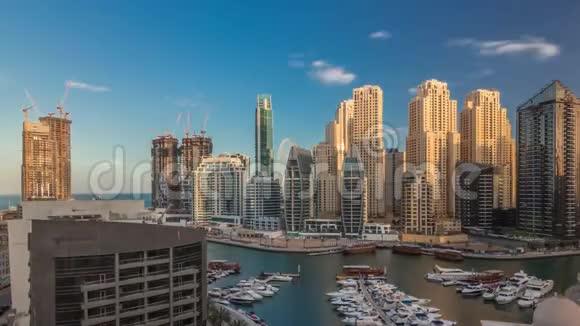 迪拜码头的游艇旁有AlRahim清真寺和住宅塔和摩天大楼视频的预览图