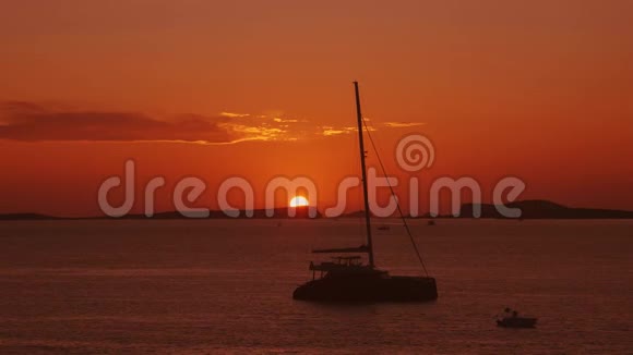 海上帆船背景是日落视频的预览图