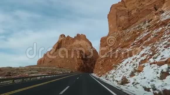 冬天汽车沿着高高的悬崖高速行驶美国亚利桑那州视频的预览图