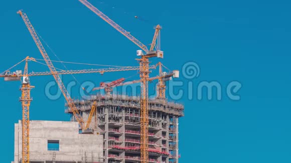 在迪拜码头一座正在建造的摩天大楼的空中观景台上有巨大的起重机视频的预览图
