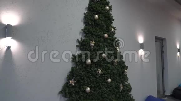 圣诞树新年装饰视频的预览图
