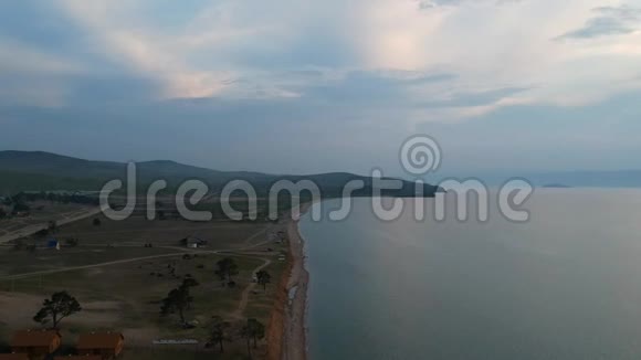 无人机逐渐飞越水面贝加尔湖俄罗斯联邦性质空中视频拍摄视频的预览图