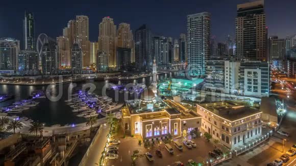 迪拜游艇码头的两侧是AlRahim清真寺住宅塔楼和摩天大楼每天都在空中盘旋视频的预览图
