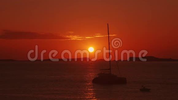 海上帆船背景是夕阳视频的预览图