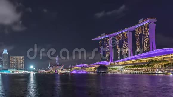 美丽的激光和音乐喷泉在新加坡滨海湾金沙海滨的时间推移视频的预览图