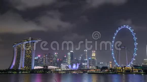 新加坡市中心的天际线从花园东边的水中俯瞰夜幕降临新加坡视频的预览图