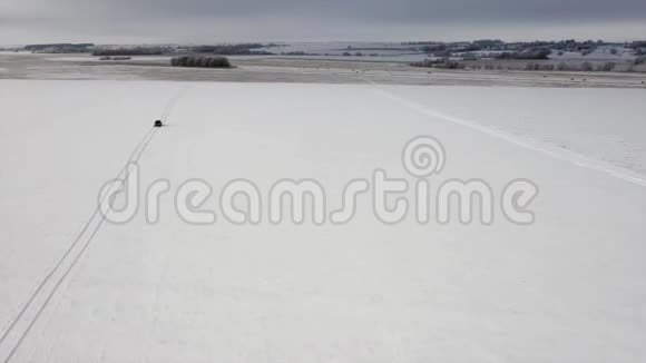 汽车在冬季乡村道路上行驶视频的预览图