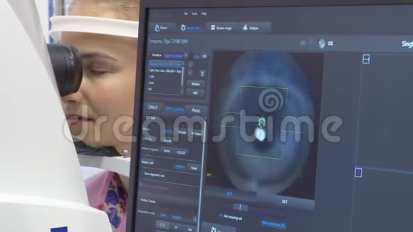 一位年轻妇女接受眼科检查检查眼睛的健康和视力视频的预览图