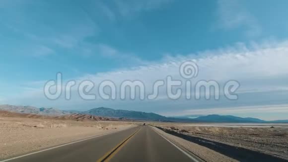 汽车在阳光明媚的日子开车去巴德沃特盆地死亡谷美国加利福尼亚视频的预览图