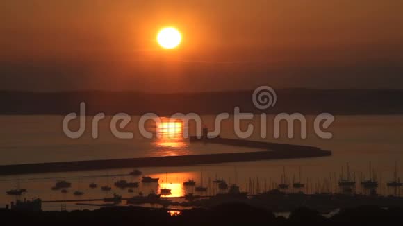 一个美丽的日出在霍利黑德港位于西北海岸的安格尔西威尔士视频的预览图