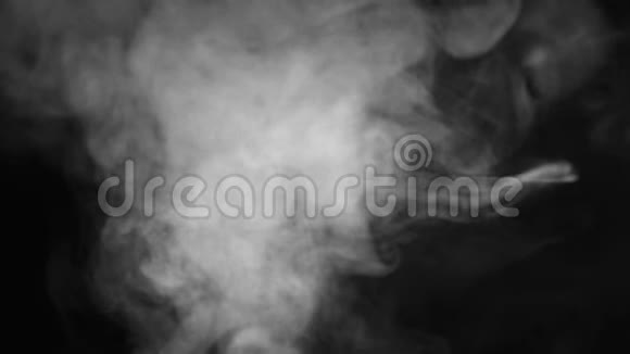 烟雾弥漫的雾气从下到上的现实抽象烟雾蒸气效应白烟在黑色中缓慢运动视频的预览图