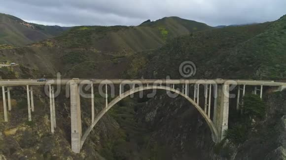 比克斯比溪桥和太平洋大苏尔加利福尼亚美国鸟瞰图视频的预览图