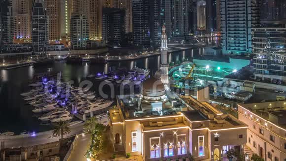 迪拜游艇码头的两侧是AlRahim清真寺住宅塔楼和摩天大楼每天都在空中盘旋视频的预览图
