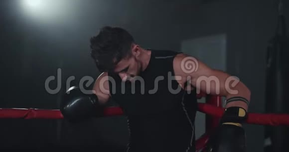 拳击场上的特写镜头帅哥准备好参加拳击课紧张的训练视频的预览图