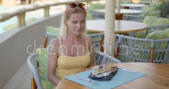 在餐厅享用热带菜肴的快乐女人视频的预览图