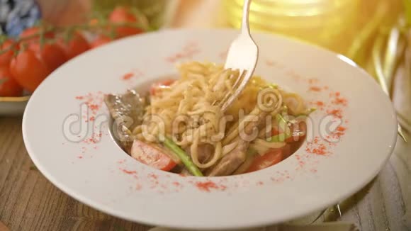 用叉子吃意大利面视频的预览图