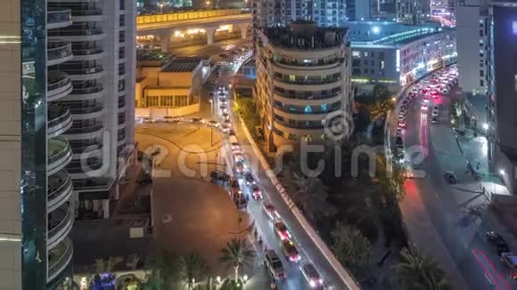 迪拜码头摩天大楼和长廊空中夜晚时光流逝阿拉伯联合酋长国迪拜视频的预览图