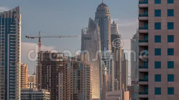 迪拜的现代摩天大楼清晨日出关闭迪拜阿联酋视频的预览图