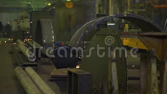 工人在工业工厂研磨金属视频的预览图