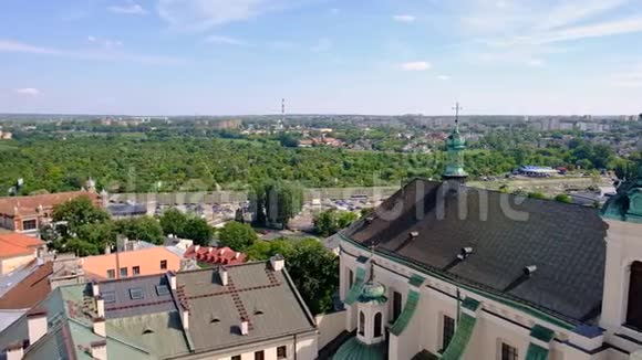 波兰卢布林浸礼会大教堂圣约翰教堂门面历史悠久的老城区视频的预览图