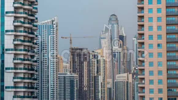 迪拜的现代摩天大楼清晨日出关闭迪拜阿联酋视频的预览图
