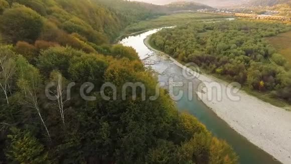 鸟瞰美丽的河云和大地喀尔巴阡河视频的预览图