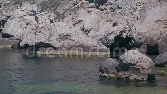海洋中巨大的岩石和水中的眩光视频的预览图