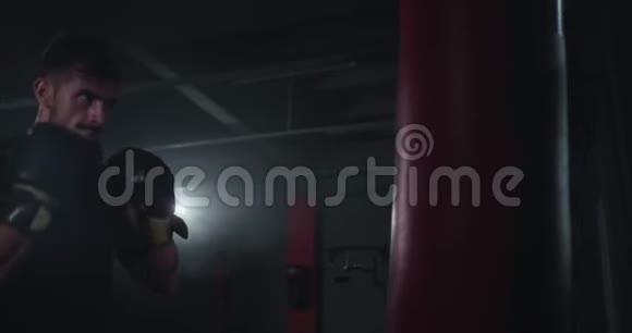 体育课上的艰苦训练特写野蛮的运动员在拳击袋中用力拳击视频的预览图