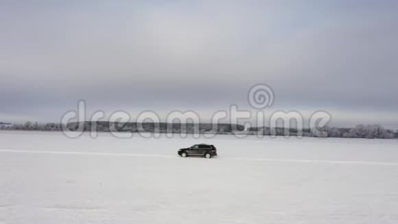 汽车在冬季乡村道路上行驶视频的预览图