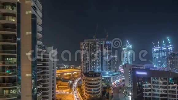 迪拜码头摩天大楼和长廊空中夜晚时光流逝迪拜阿拉伯联合酋长国视频的预览图