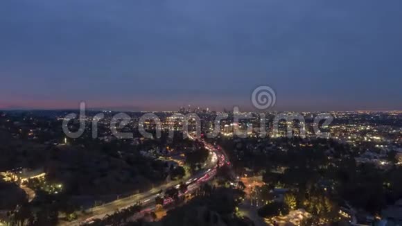 洛杉矶天际线在早晨黄昏加州美国鸟瞰图视频的预览图