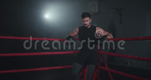 拳击场上的帅哥在拳击比赛中休息一下他进行了紧张的训练视频的预览图