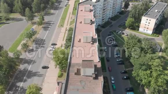 小镇上一栋长长的住宅楼的屋顶从上面射出视频的预览图