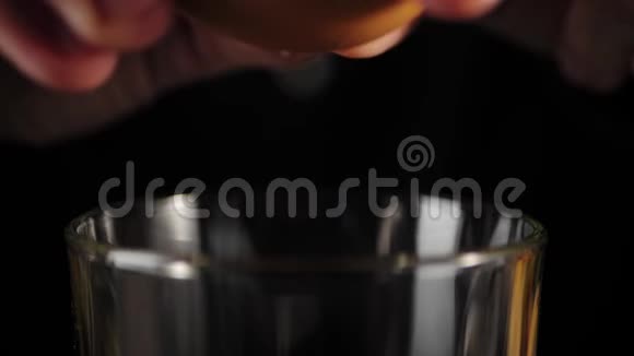 威士忌酸鸡尾酒酒保拿着一把刀把鸡蛋打碎然后把鸡蛋倒在杯子里用波旁威士忌加糖浆视频的预览图