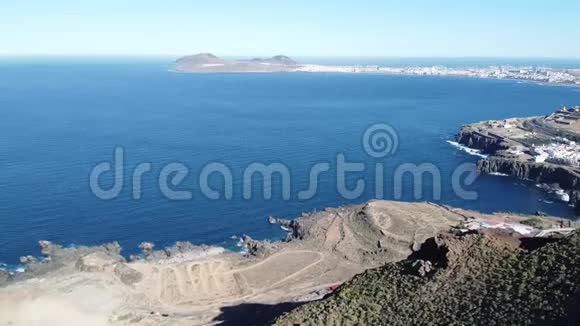 从火山山飞行可以看到格拉加那利亚的拉斯帕尔马斯市视频的预览图