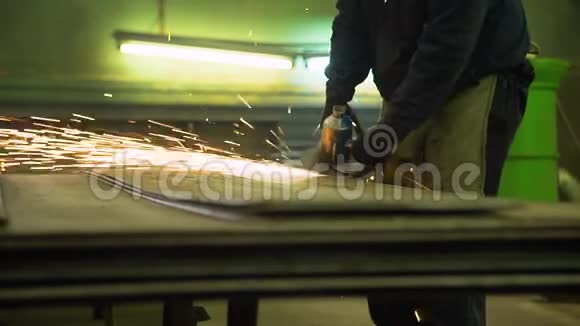 工厂有手磨机的工人视频的预览图