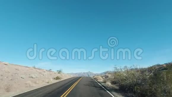在死亡谷国家公园的晴天开车美国加利福尼亚视频的预览图