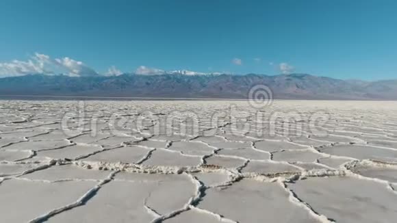 晴天的坏水盆死亡谷加州美国鸟瞰图视频的预览图
