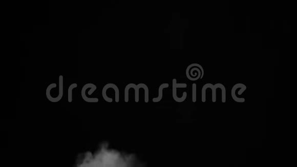 烟雾弥漫的雾气现实的抽象烟雾蒸气效应从左下方到顶部慢动作的白烟视频的预览图