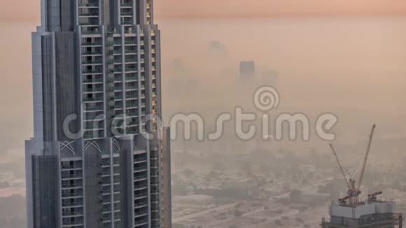 鸟瞰Zabeel和DubaiCreek附近典型的旧和现代建筑的早晨时间视频的预览图