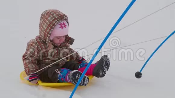 冬天度假村雪管旋转木马上的小快乐孩子视频的预览图