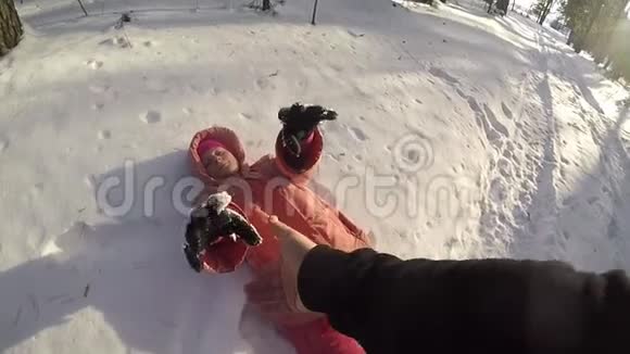 男人帮助女孩走出雪堆他伸出援助之手把它从雪地里拉出来视频的预览图