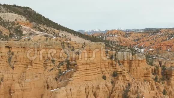 冬天的时候有红色的峡谷迪克西国家森林美国犹他州鸟瞰图视频的预览图